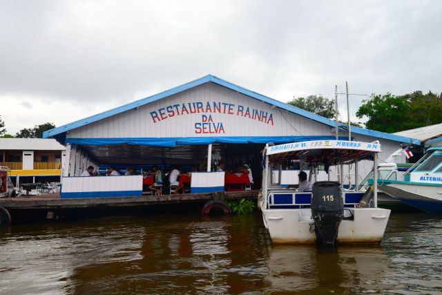O bom restaurante Rainha da Selva, na beira do rio.