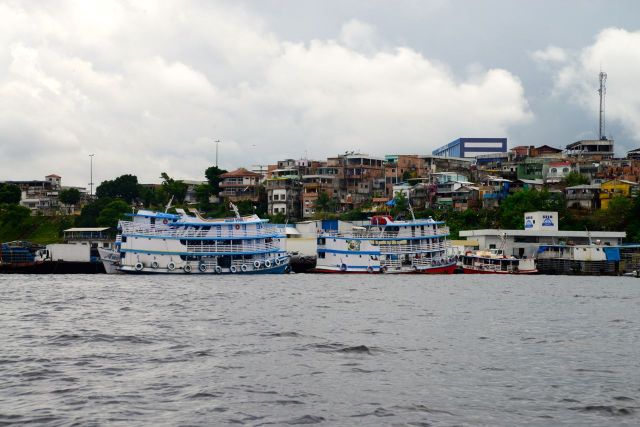 Barcos atracados no porto secundário de Manaus.