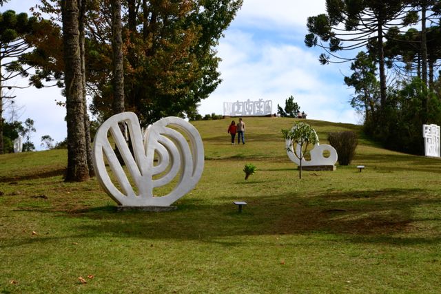 O Parque de Esculturas Felícia Leirner.