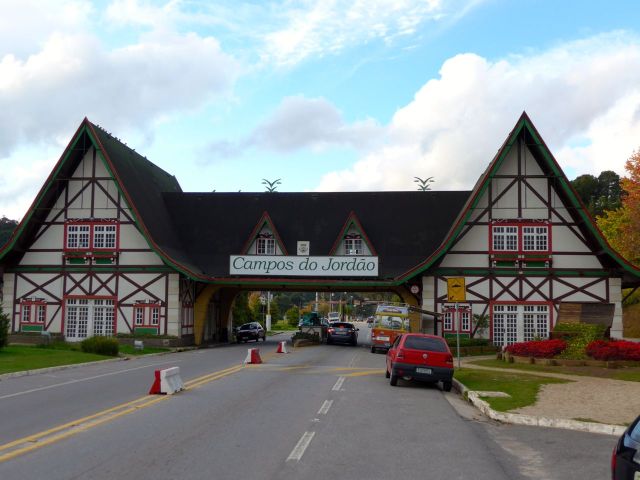 O portal na entrada da cidade de Campos do Jordão.