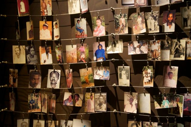 Fotografias de pessoas mortas no genocídio de Ruanda.