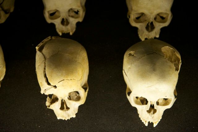 Crânios cortados por golpes de facões.