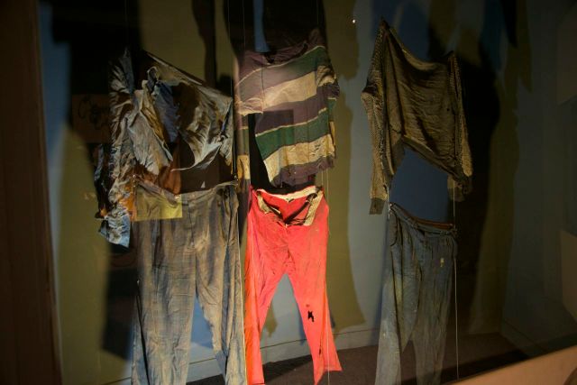 Roupas de pessoas massacradas no genocídio.