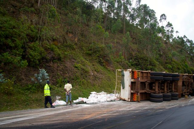 Acidente na estrada sinuosa em direção a Uganda.