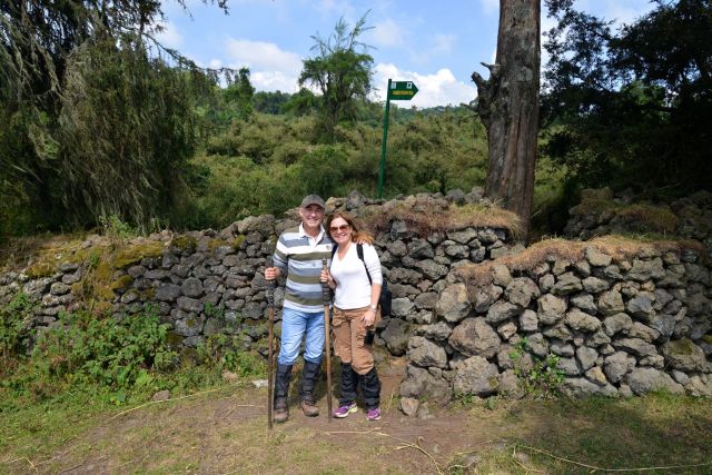 O muro de pedras cerca o Parque Nacional da Montanha dos Gorilas.