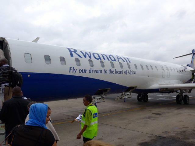 O moderno jato da Rwandair. 