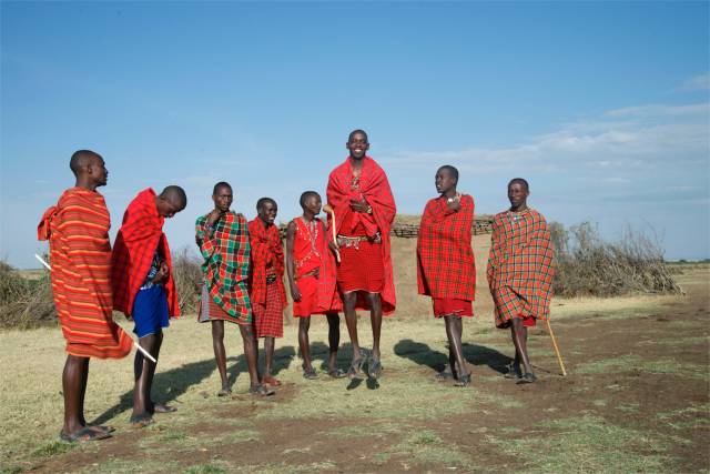 Os guerreiros Masai são altos e magros.