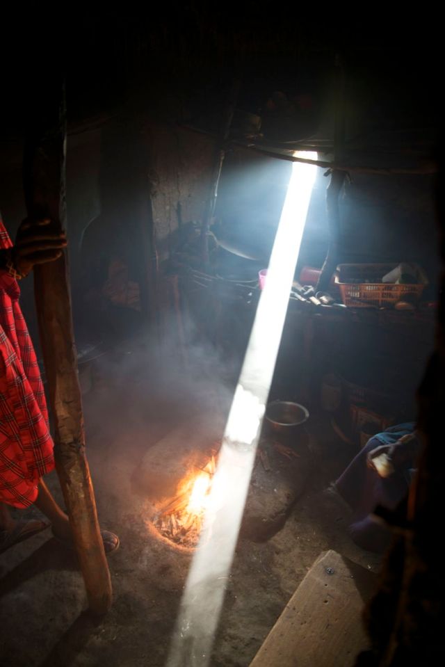 O interior de uma casa Masai.