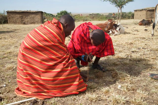 Acendendo o fogo com a madeira.