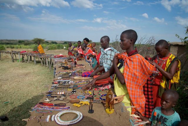 Artesanato Masai em exposição na aldeia.