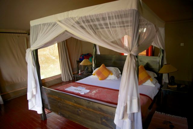 O interior da tenda.