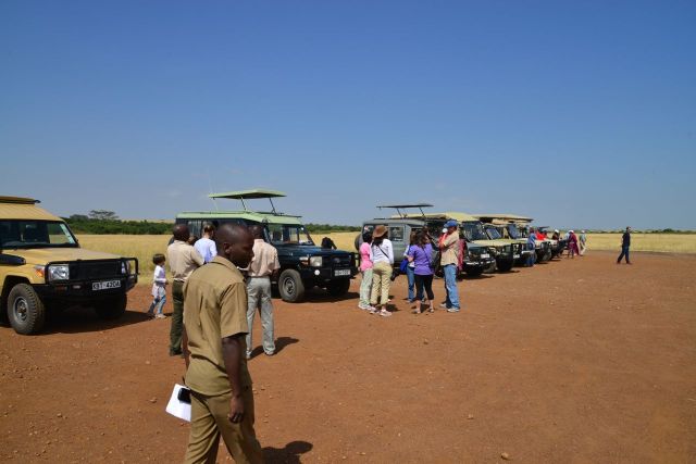 O movimento frenético no campo-de-pouso é testemunhado pelos carros de safari.