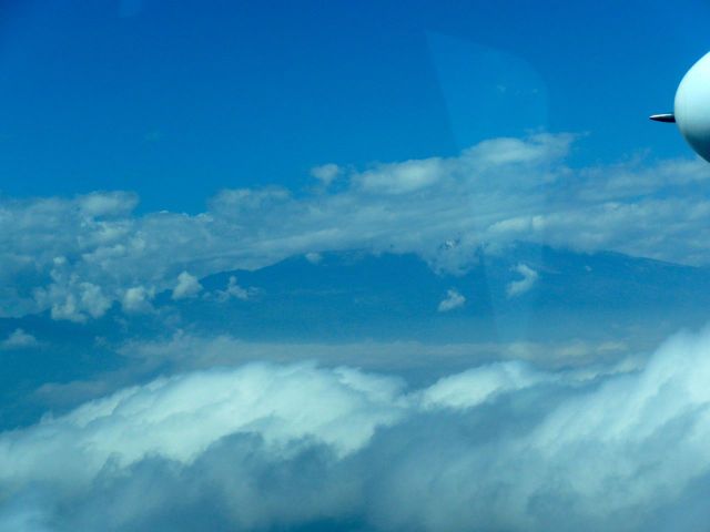 Sobrevoando o Monte Kilimanjaro.