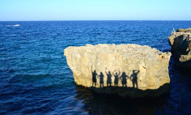 Na Púglia, no sul da Itália, a inspiração foi fazer um "selfie", aproveitando a sombra sobre as pedras.