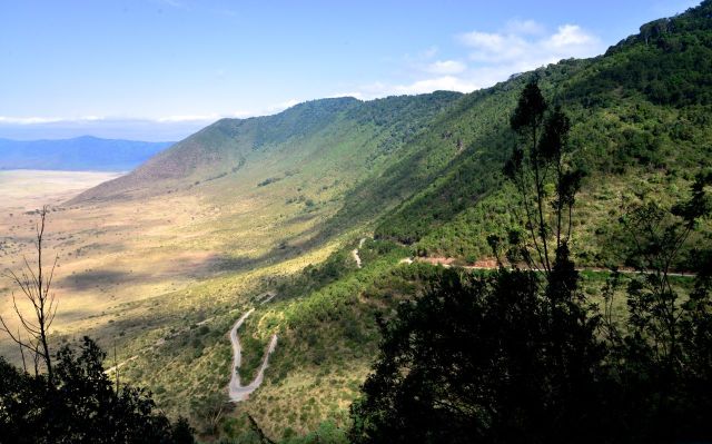 Os paredões na borda da cratera são íngremes. 