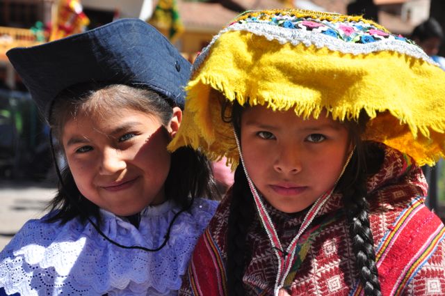 Crianças peruanas em Písac, no Peru