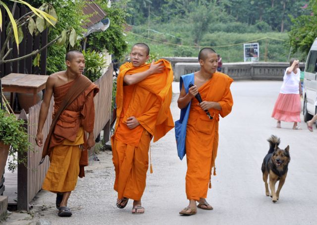 Monges budistas em Luang Prabang.