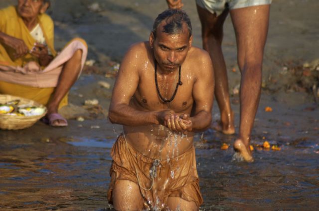 Banho sagrado no Rio Ganges.