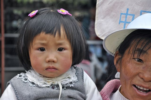 Menina Bai na Feira de Shaxi.