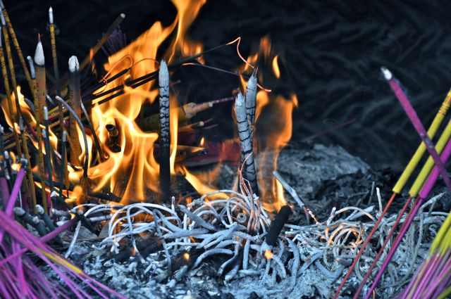 Queima de incenso no Templo de Ouro