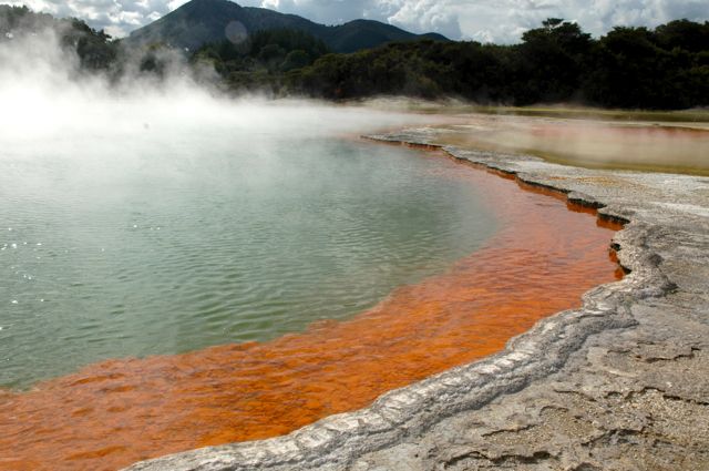 As piscinas geotermais da Nova Zelândia.