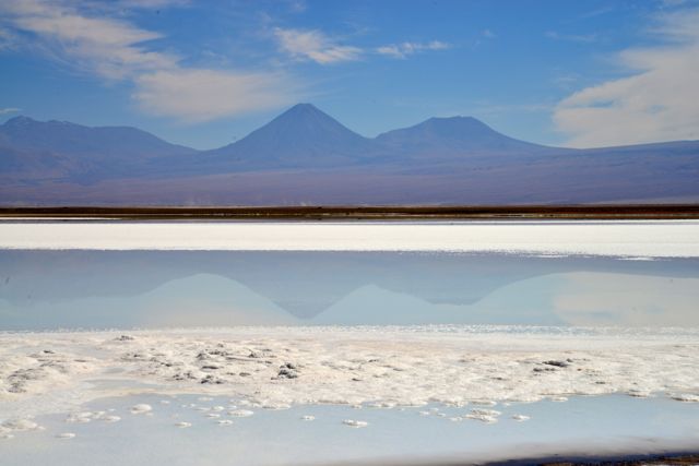 O vulcão Lincancabur com a Laguna Tebinquiche