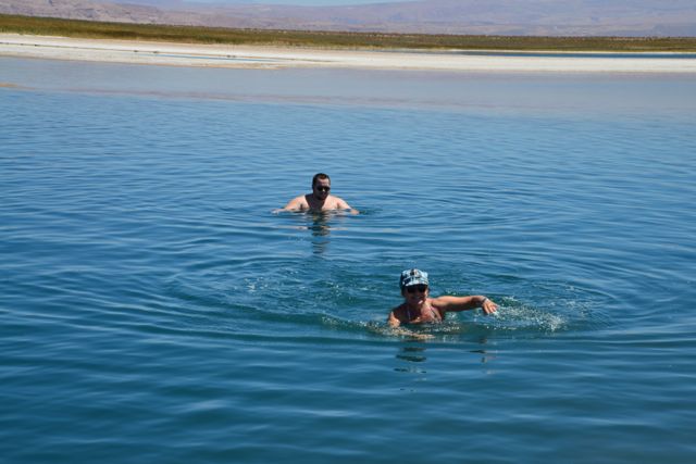 O banho na Laguna Cejar é bastante divertido.