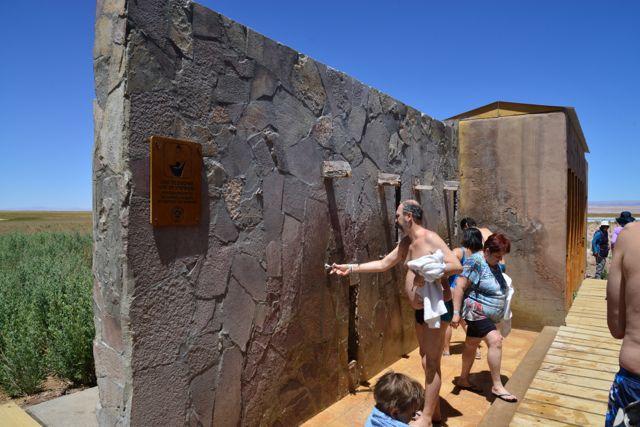 Existem duchas de água doce para a retirada do sal do corpo.