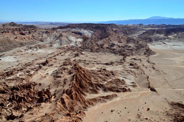 O Vale da Lua, com a Cordilheira de Sal ao fundo.
