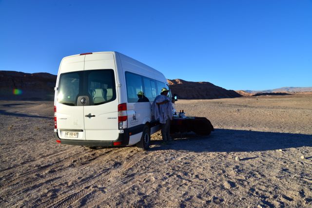 Queijos e vinho ao por do sol.