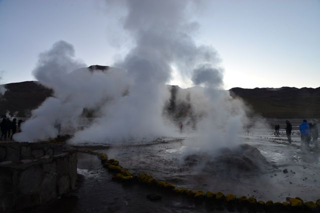 O melhor horário para visitar os Gêiseres de El Tatio é no amanhecer.