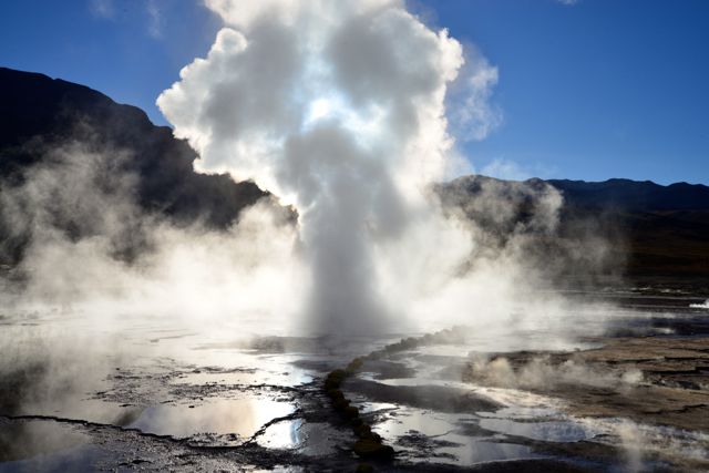 Erupção de um dos gêiseres em El Tatio.