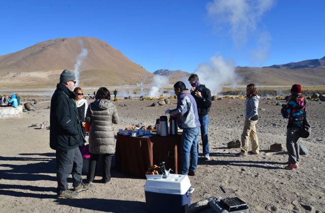 Café-da-manhã nos entornos de El Tatio.
