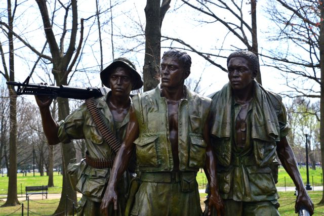 Escultura de soldados nas proximidades do Memorial da Guerra do Vietnam.