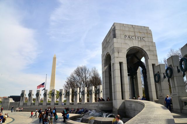 Um dos portões de entrada do Memorial da Segunda Guerra Mundial