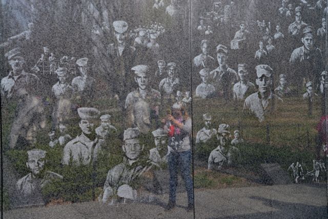 O muro de granito negro com as imagens dos soldados americanos.
