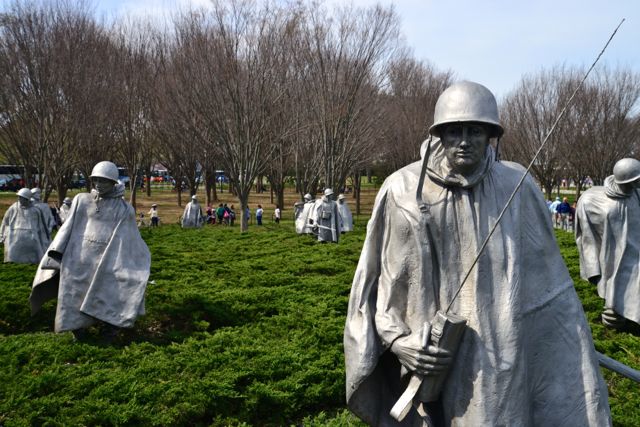 As esculturas passam uma ideia da realidade da Guerra.