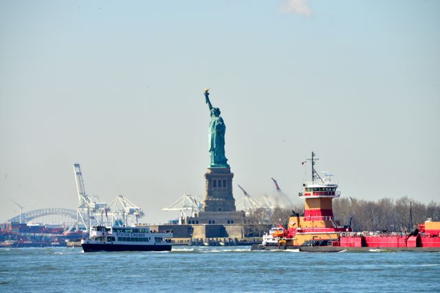 É daí que saem os barcos para a Liberty Island.