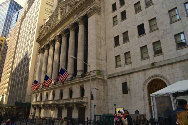 O famoso prédio da Bolsa de Valores de Nova York em Wall Street.