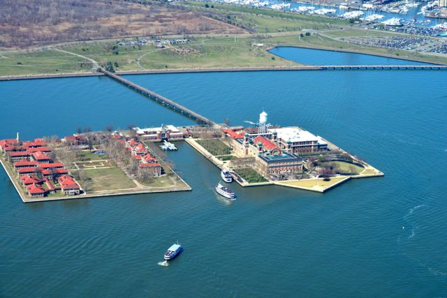 A Ellis Island.