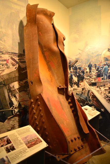 Viga retorcida retirada dos escombros do World Trade Center.