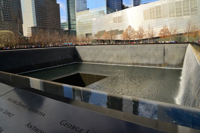 Uma das "piscinas" que fazem parte do Memorial aos mortos do 11 de setembro.