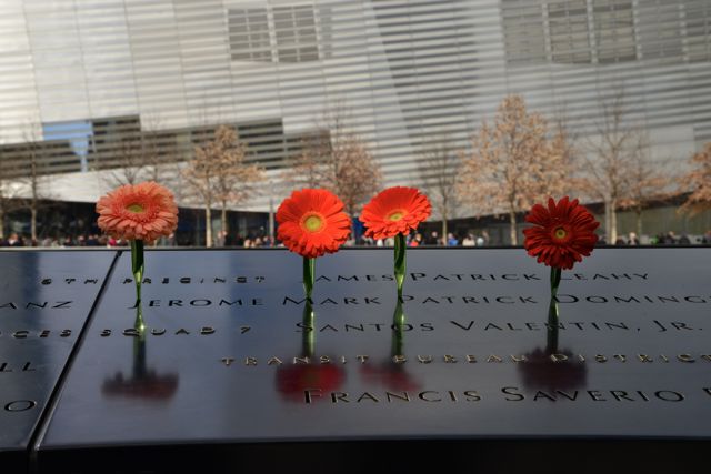 Os nomes dos mortos estão gravados na borda das "piscinas". 