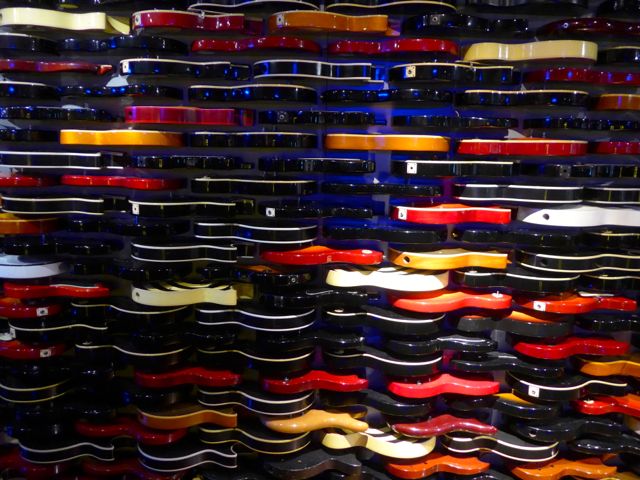 O painel de guitarras é famoso no Hard Rock Café