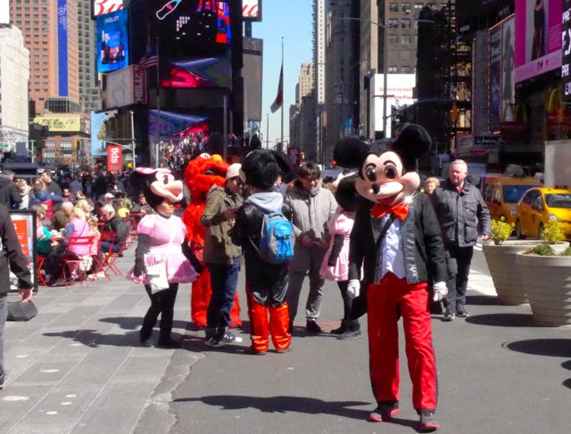 Personagens em frente à loja da Disney