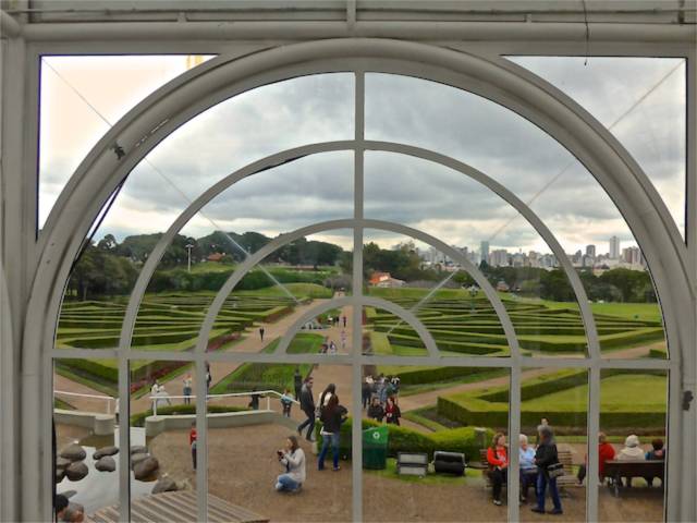 Os jardins em estilo francês.