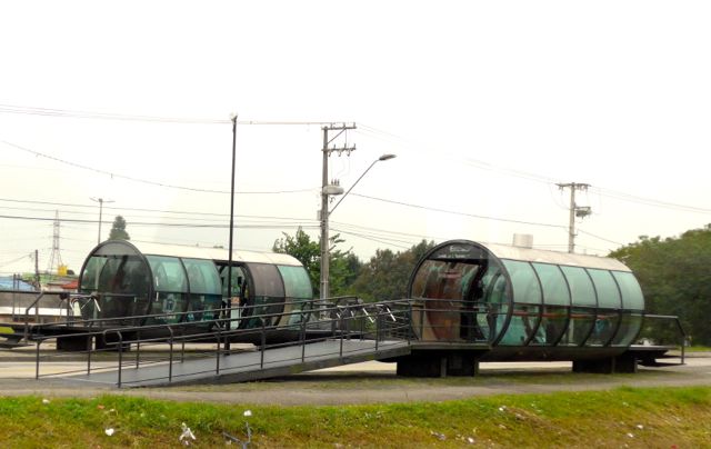 Os pontos de ônibus são uma das atrações turísticas da cidade.