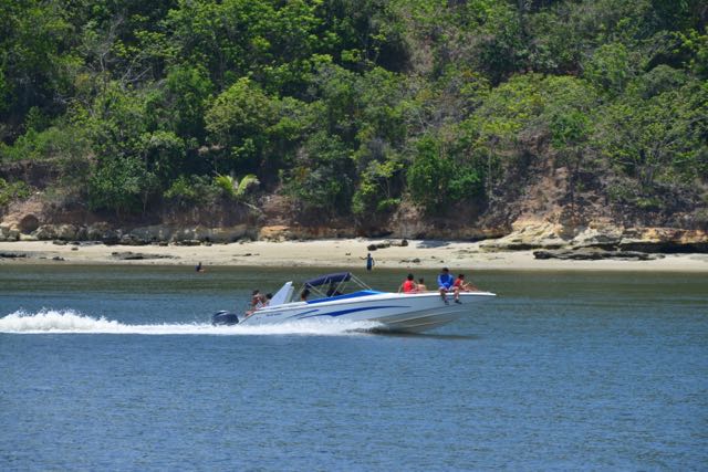 O rio é navegável no baixo curso, até a cidade de Cachoeira.