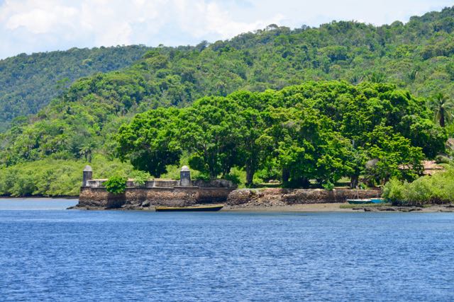 Fortaleza colonial nas margens do Paraguaçu.