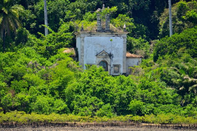 Joias da arquitetura colonial aparecem nas margens do rio.